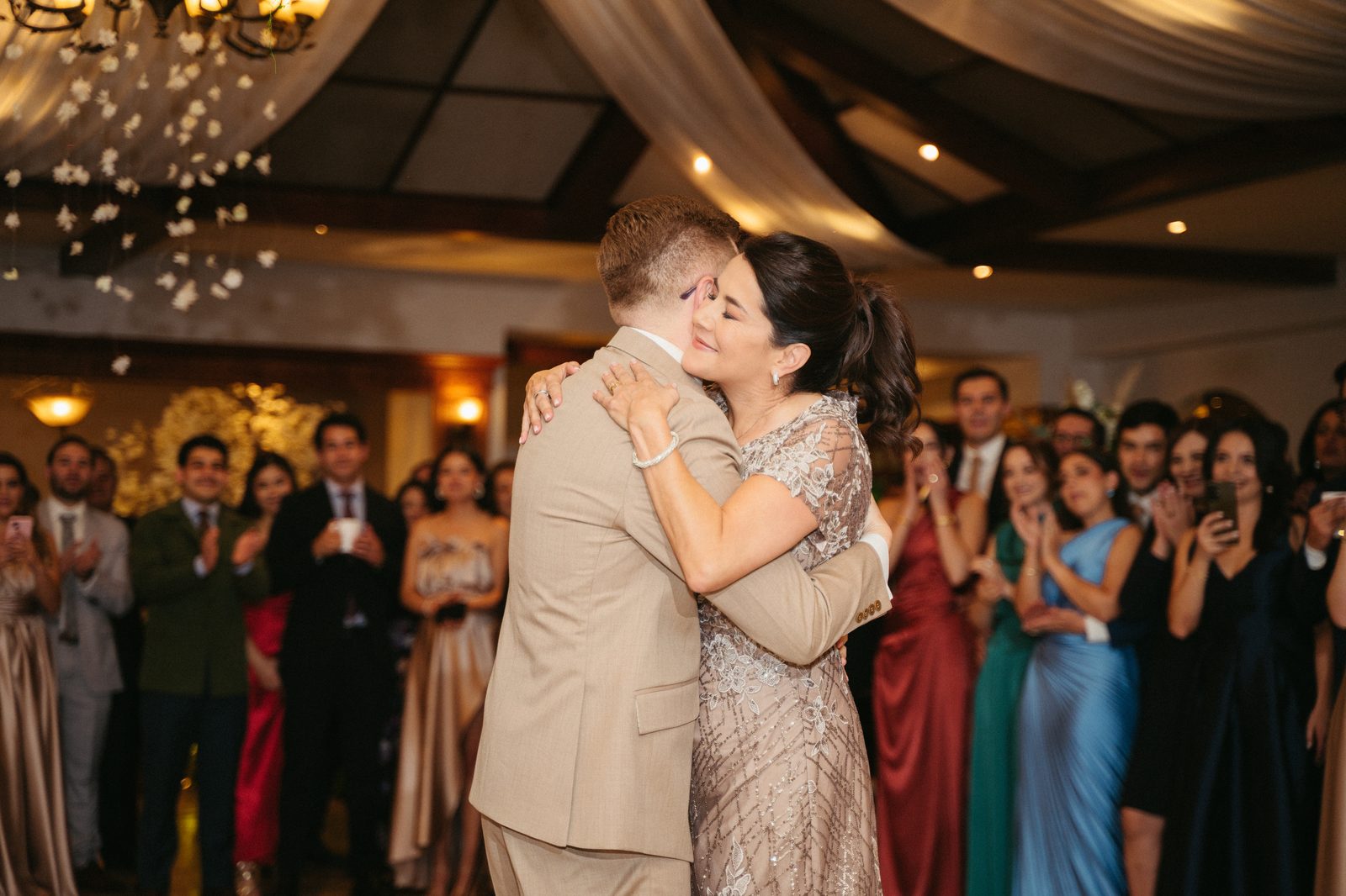 Novio bailando abrazado con su madre durante la recepción