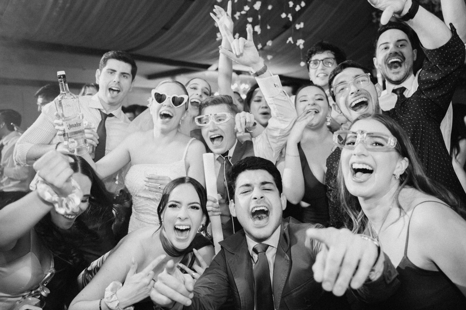 Invitados celebrando y riendo en la pista de baile durante la fiesta, boda en Cuenca