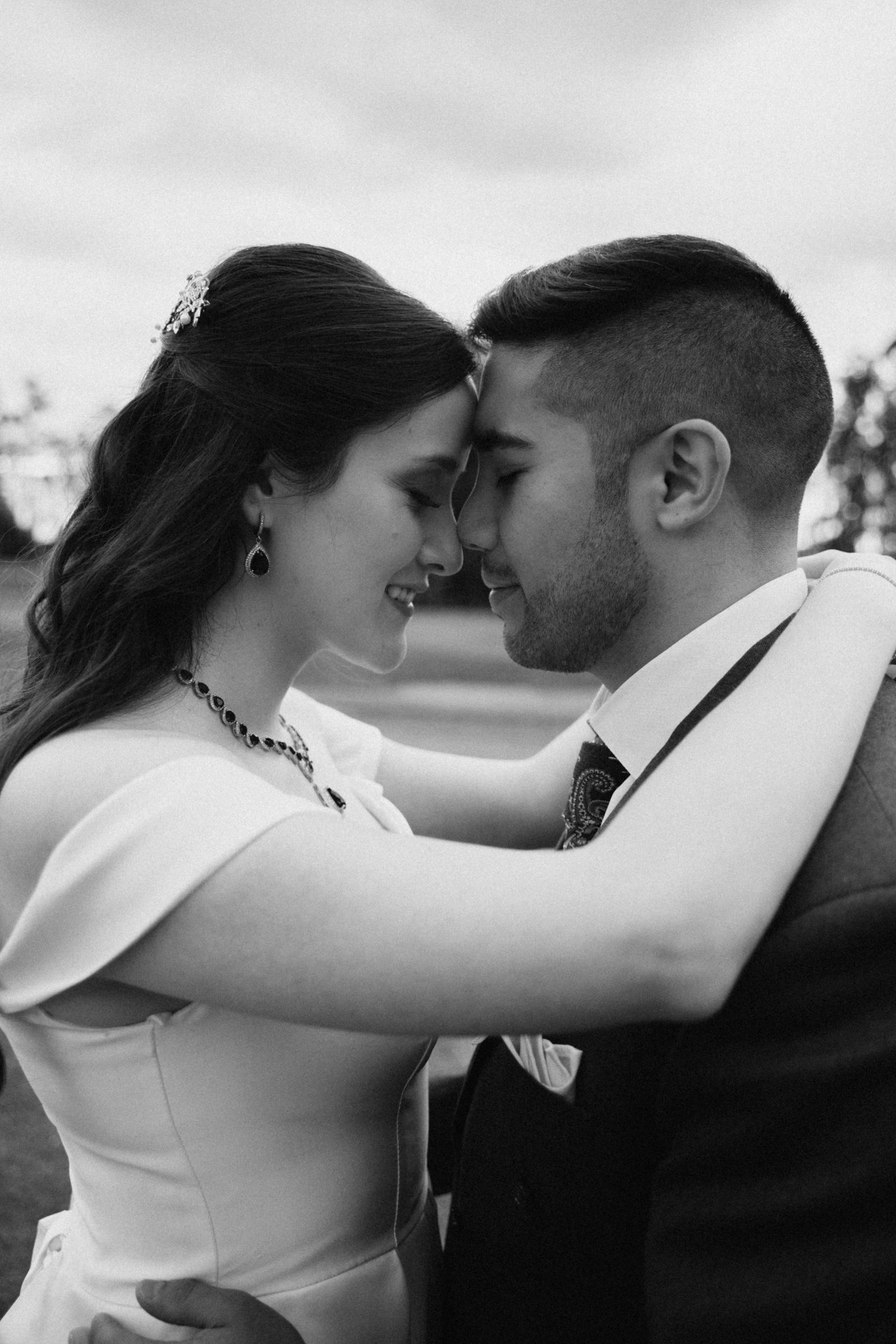 Retrato en blanco y negro de los novios frente con frente