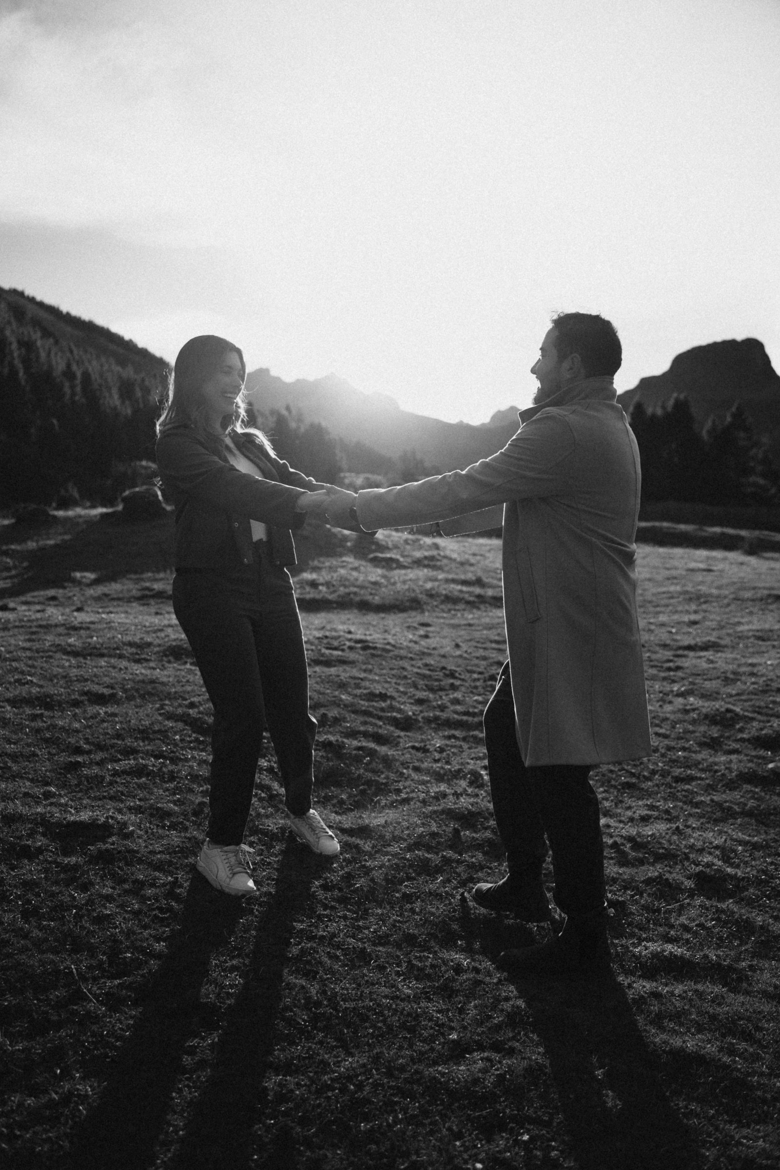 Silueta de pareja tomados de las manos al atardecer en la montaña, Cuenca