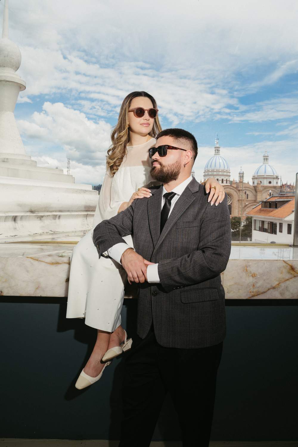 Retrato de pareja en una terraza con las cúpulas de Cuenca de fondo