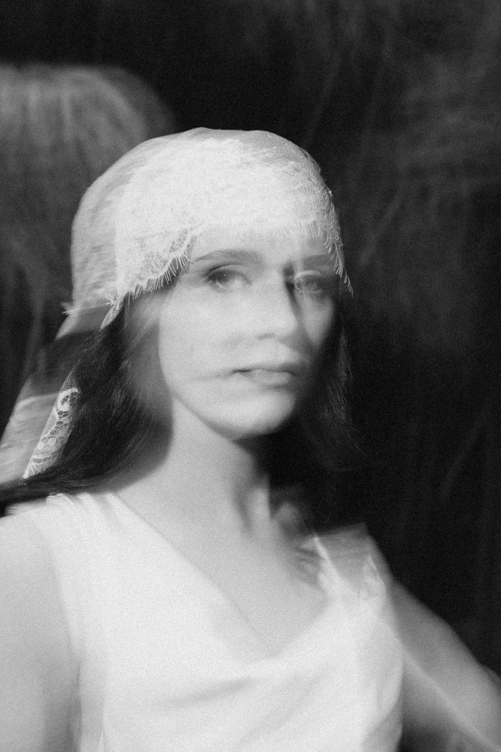 Retrato artístico en blanco y negro con doble exposición